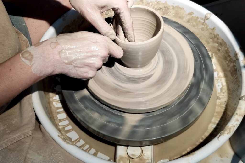 praca z gliną warsztaty ceramiczne